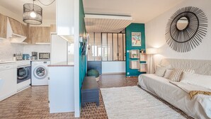 Un appartement moderne comprenant une cuisine, un espace de vie et un escalier.
