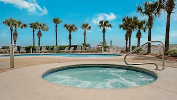 Piscina all'aperto, una piscina riscaldata