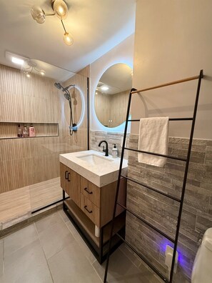 Ensemble douche/baignoire, serviettes fournies
