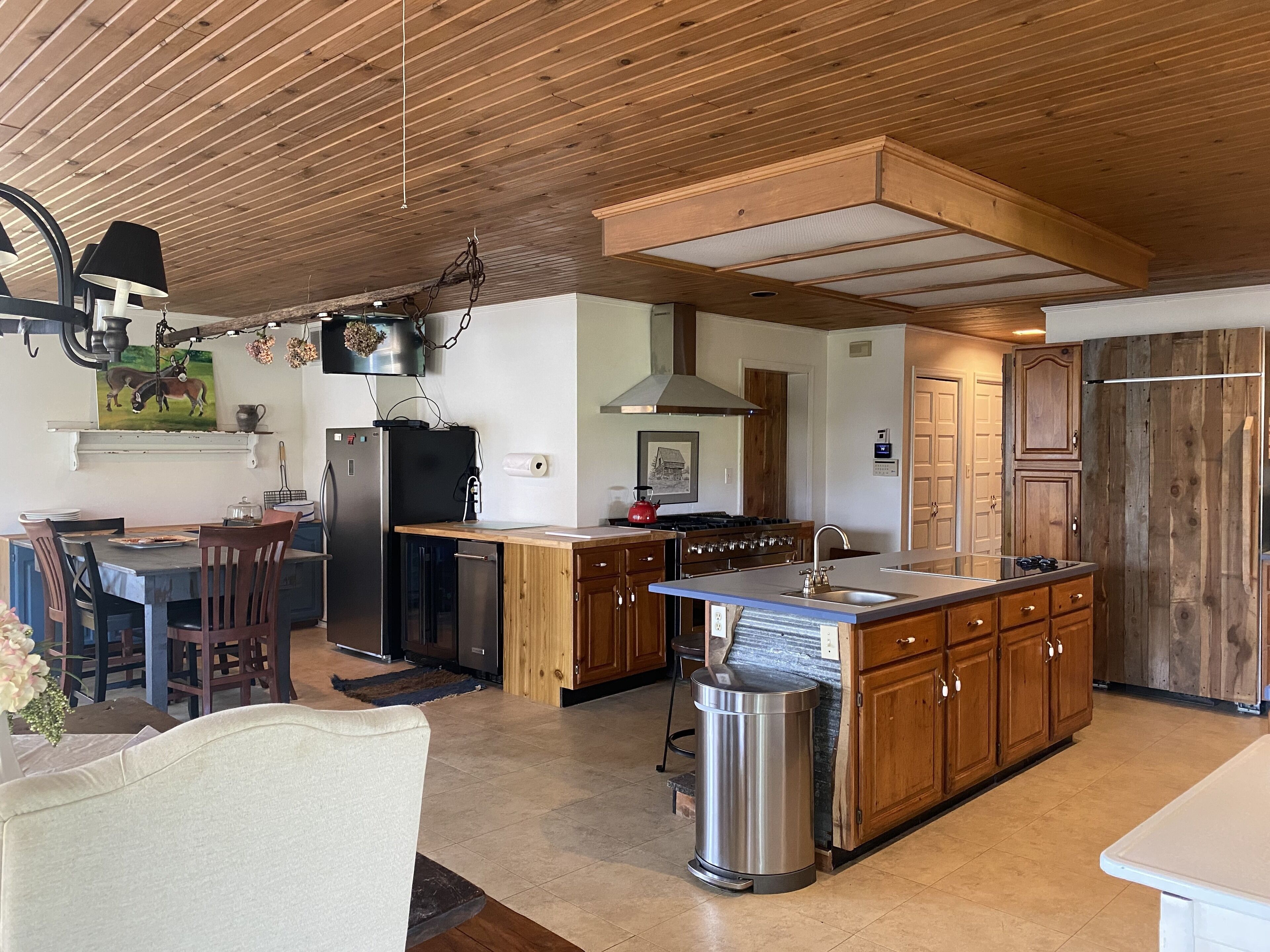 1884 Farmhouse at Donkeytown Designed for lge family gatherings and girlfriends!