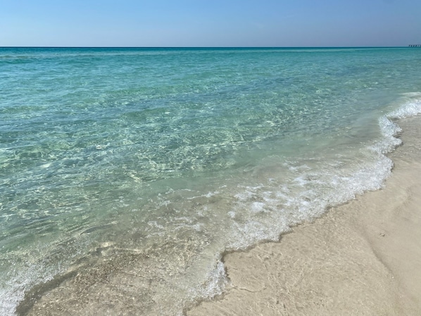 Sulla spiaggia, lettini da mare, teli da spiaggia