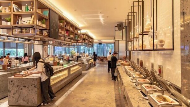 Un buffet moderne, doté de plusieurs présentoirs de nourriture et d’une disposition bien pensée.