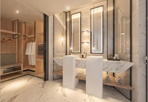 Un baño moderno con suelo de mármol, ducha a ras de suelo y tocador con un espejo grande.