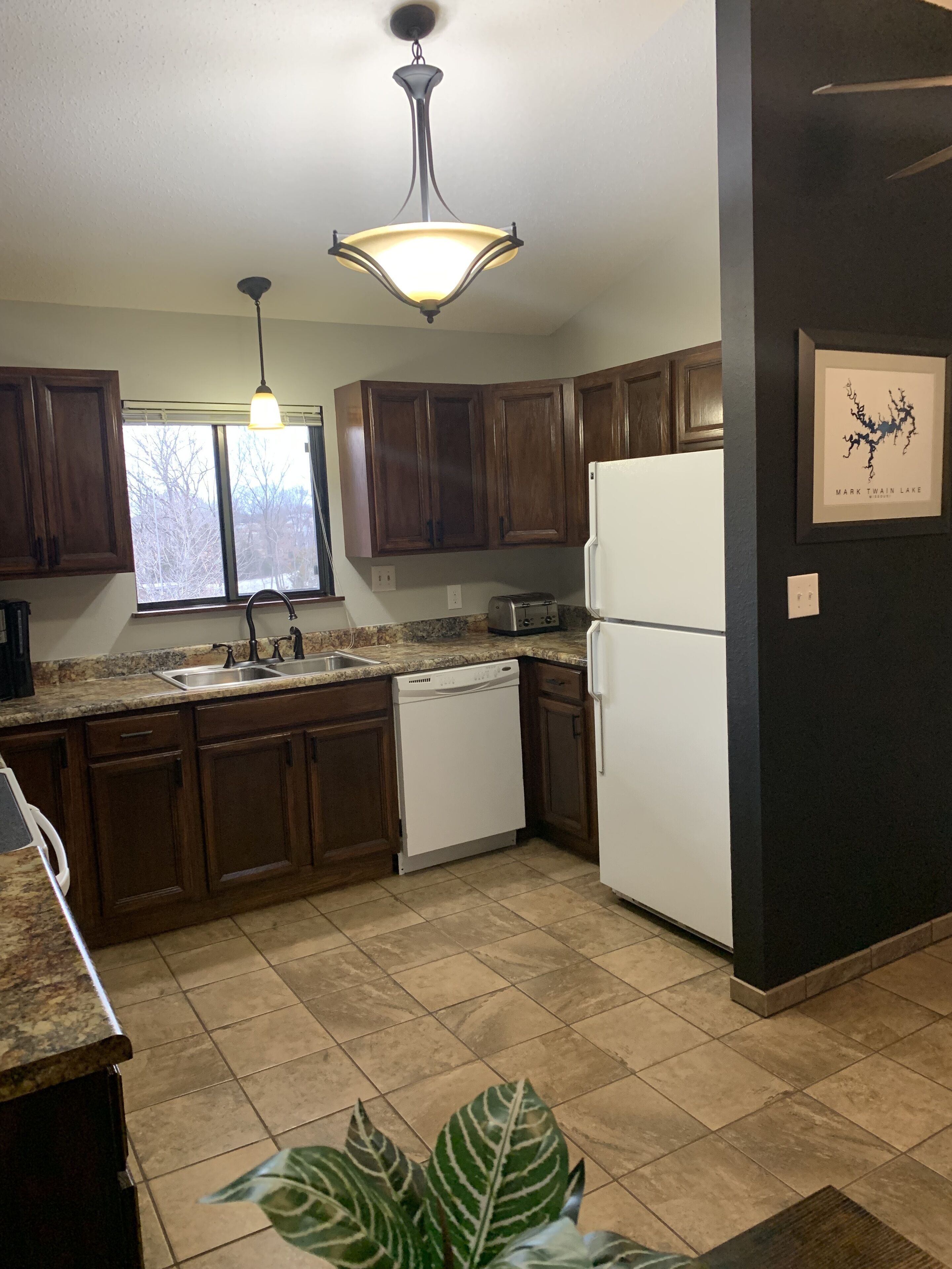 Condo walking distance to Mark twain Lake and Jellystone! Sleeps 8!