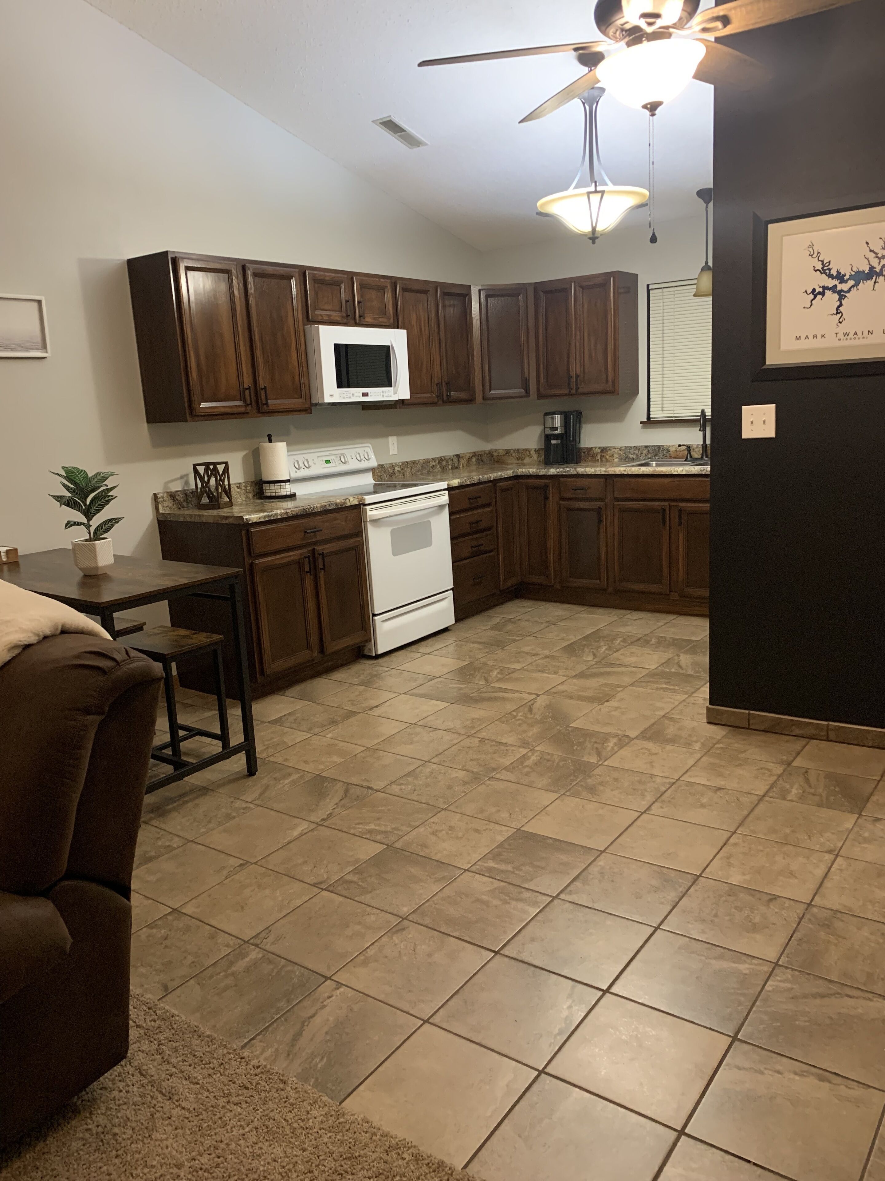 Condo walking distance to Mark twain Lake and Jellystone! Sleeps 8!