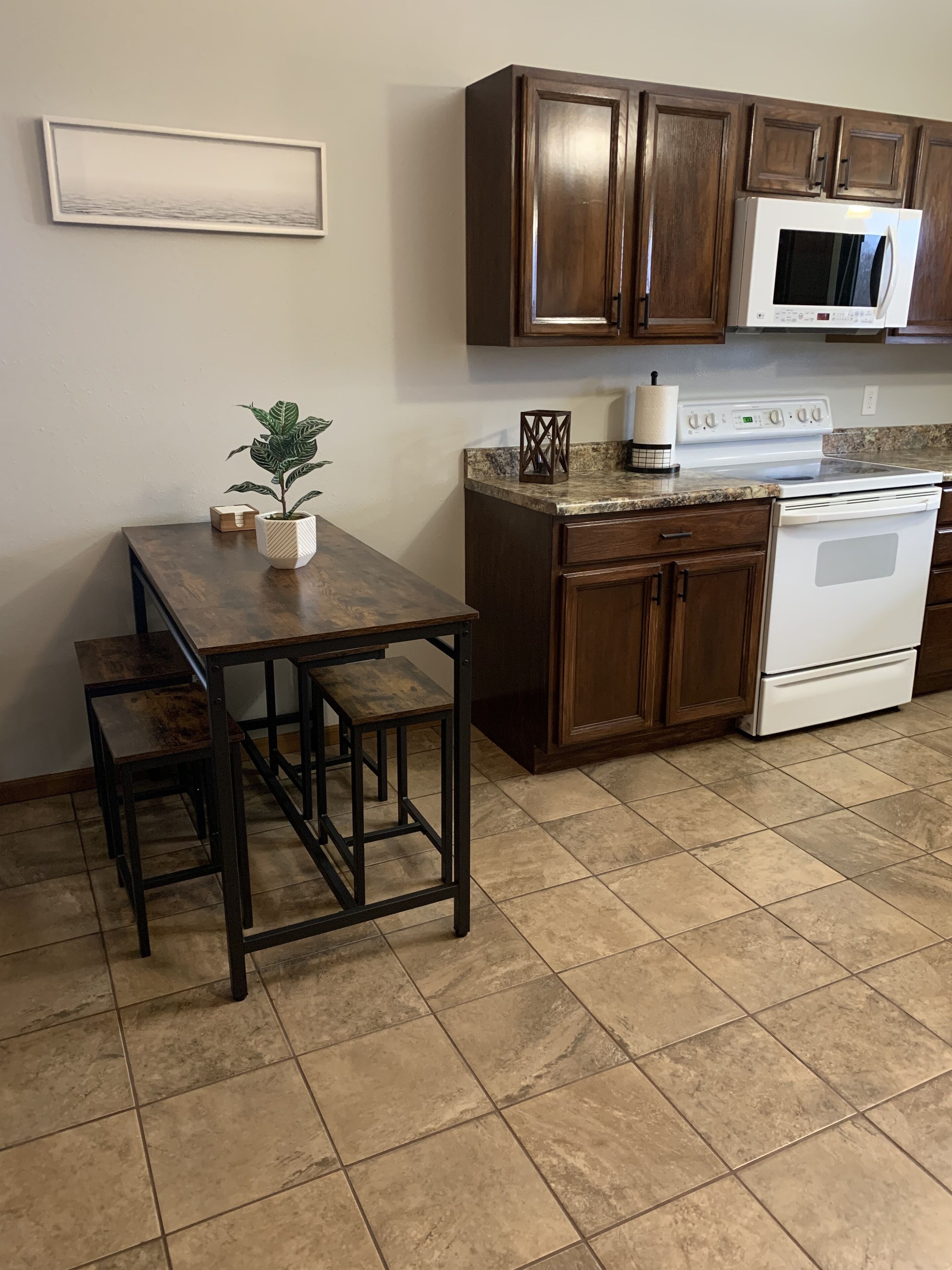 Condo walking distance to Mark twain Lake and Jellystone! Sleeps 8!