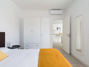 1 slaapkamer, een strijkplank/strijkijzer, gratis wifi, beddengoed