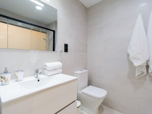 Shower, hair dryer, towels, toilet paper - Camden Home By CanariasGetaway (Las Palmas de Gran Canaria)