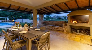 Outdoor dining - Villa Lirica with Pool (Svetvinčenat)