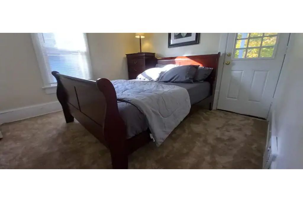 Pet friendly home near Cuyahoga and Portage Lakes sleeps 10, 3 decks & fire pit.