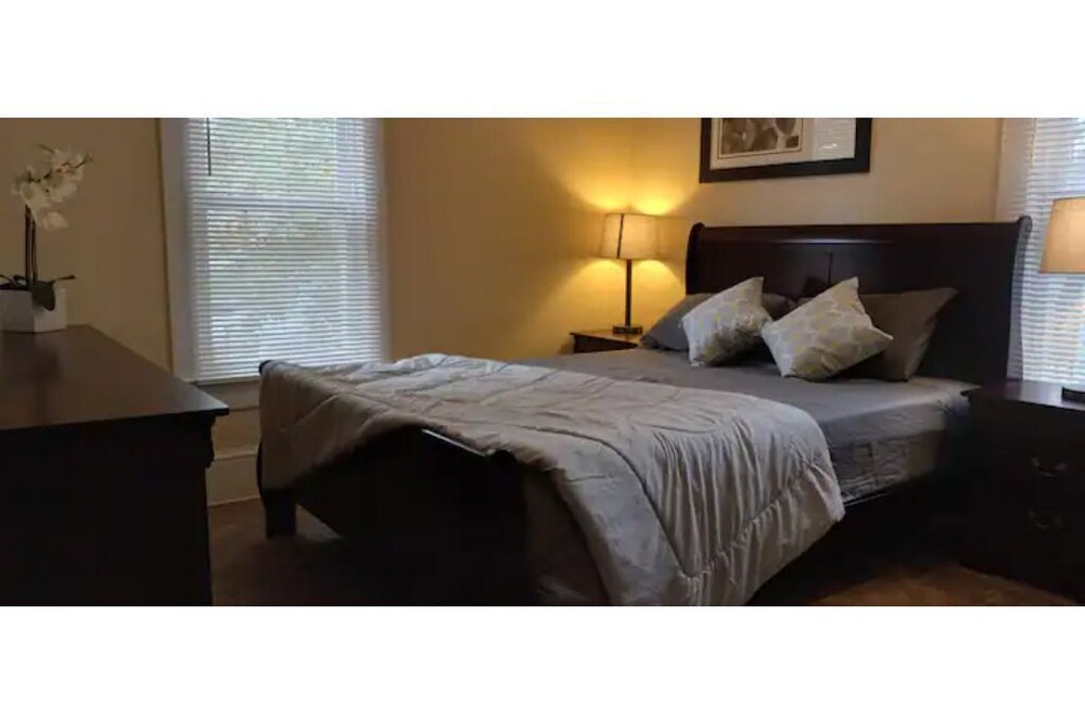 Pet friendly home near Cuyahoga and Portage Lakes sleeps 10, 3 decks & fire pit.