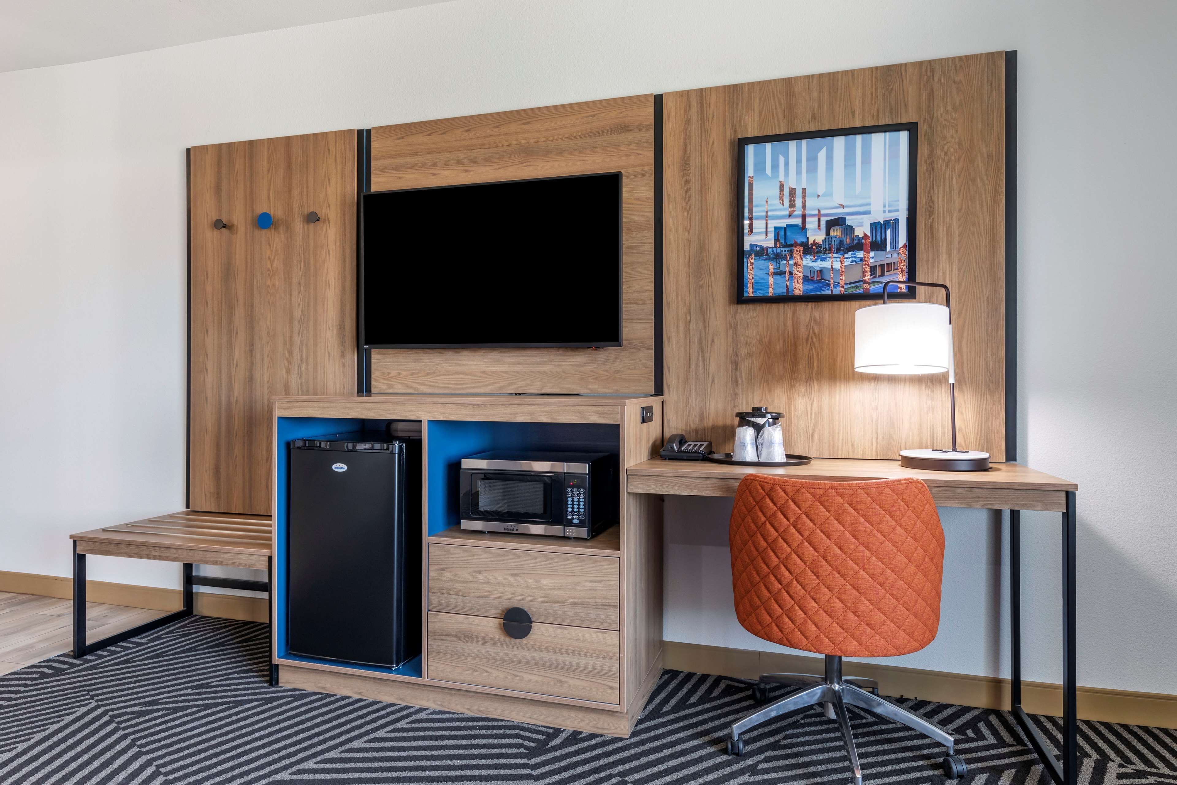 1 bedroom, desk, laptop workspace, wifi