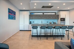 Kühlschrank, Mikrowelle, Ofen, Geschirrspüler