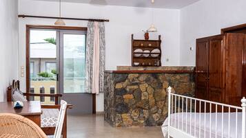 Comfort Studio | Private kitchenette | Mini-fridge, coffee/tea maker, toaster, cookware/dishes/utensils