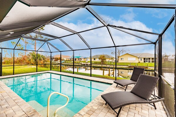 Alberca al aire libre y alberca climatizada