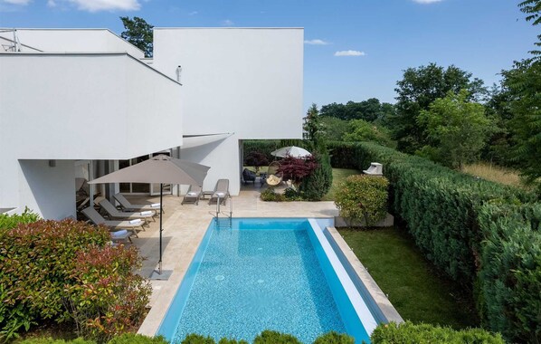 Alberca techada y alberca al aire libre