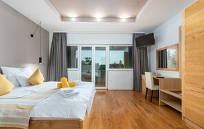 4 bedrooms, desk, iron/ironing board, free WiFi