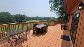 Outdoor dining - Hocking Hills Lodge • 2 Hot Tubs • Fireplace • Sleeps 12 • Pet-Friendly (Rockbridge)