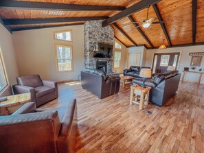 Smart TV, fireplace - Hocking Hills Lodge • 2 Hot Tubs • Fireplace • Sleeps 12 • Pet-Friendly (Rockbridge)