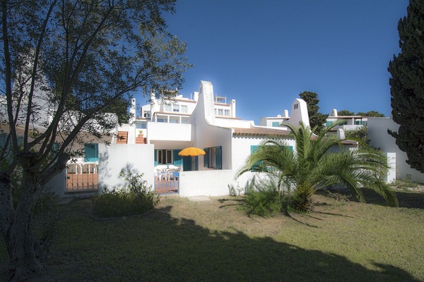 Casa Pastrano ist ein kleines Ferienhaus in einer Ferienhaussiedlung am Strand von Prainha in Alvor. Das Haus verfügt über eine private Dachterrasse und eine kleine private Terrasse, von der ein Gartentor direkt in die gemeinschaftliche Grünanlage führt. Von hier sind es nur wenige Meter bis zum wunderschönen Strand.