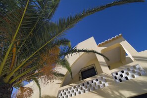تفاصيل الفندق من الخارج