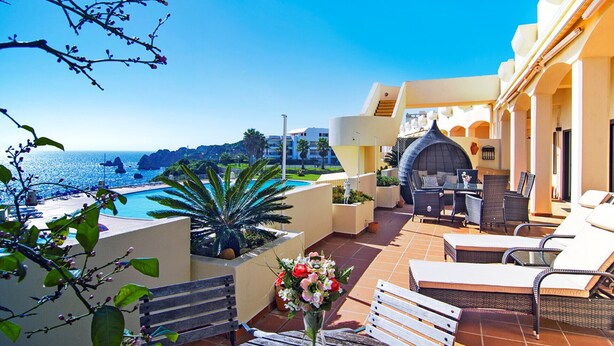 A rooftop pool area with a view of the sea, outdoor seating, and a pergola. - Casa Aurora with sea view and beautiful terrace, Iberlagos Resort (Lagos)