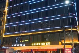 Un hotel de varios pisos, iluminado por luces LED horizontales.