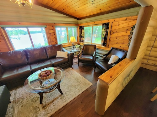 Peaceful & Private Log Cabin Lake House