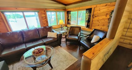 Peaceful & Private Log Cabin Lake House