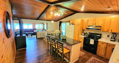 Peaceful & Private Log Cabin Lake House