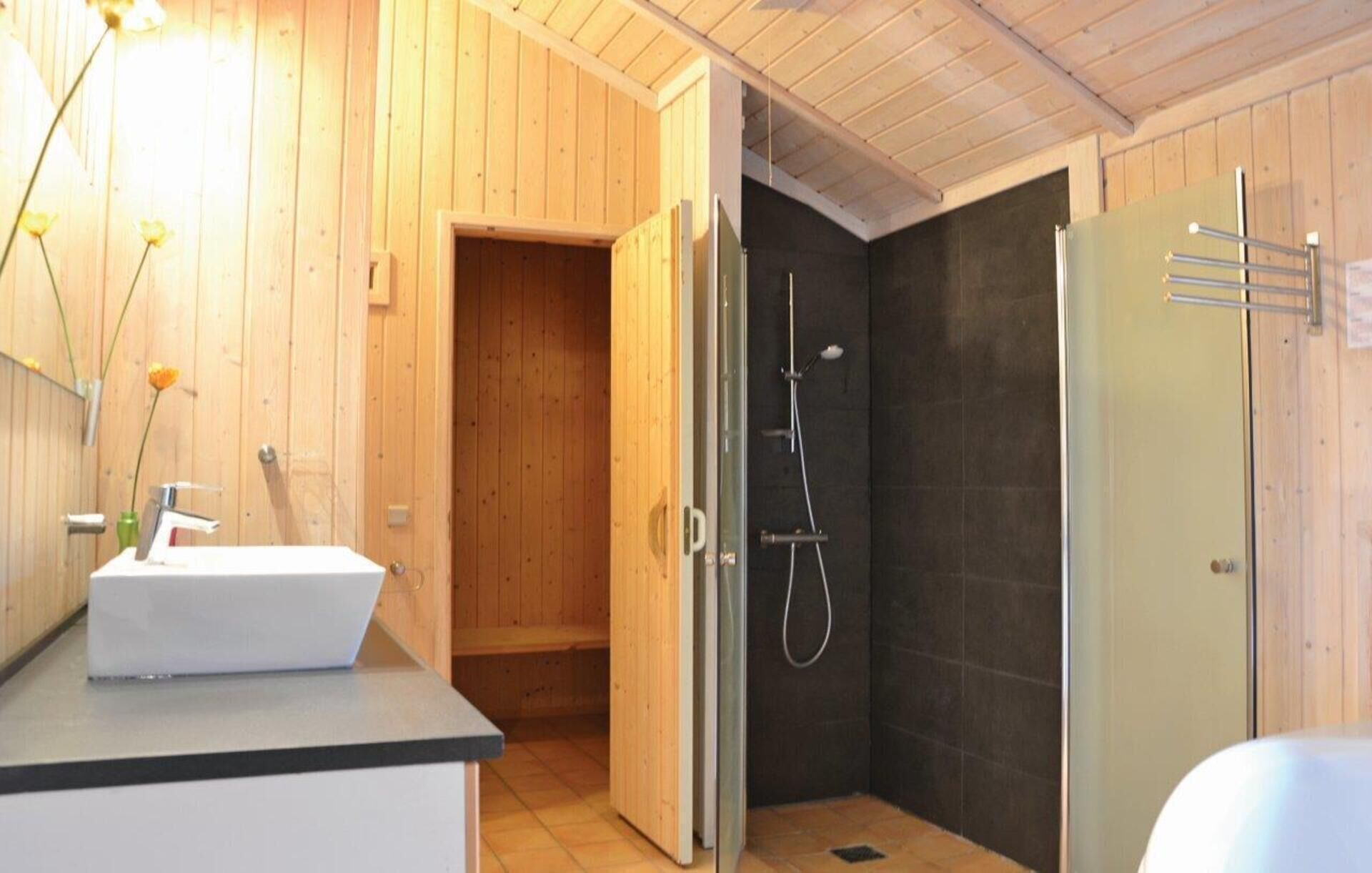 House | Bathroom | Separate bathtub and shower, deep-soaking bathtub, towels