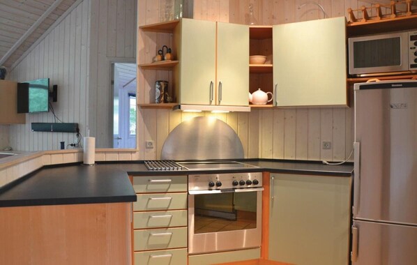 Hus | Eget kök | KylskÄp, mikrovÄgsugn, ugn och spishÀll