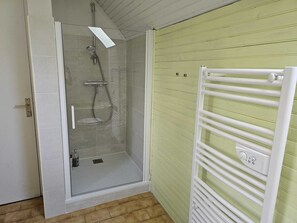 Kylpyamme, hiustenkuivaaja, pyyhkeet, vessapaperi