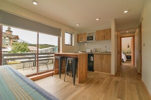 Superior-Studiosuite | Wohnbereich | 42-Zoll-Smart-TV mit Kabelempfang, Fernseher