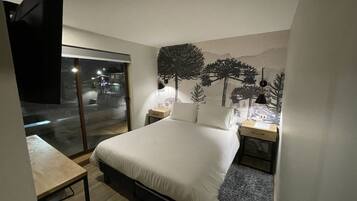 Superior Studio Suite | Blackout drapes, iron/ironing board, free WiFi, bed sheets