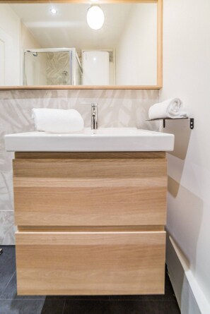 Douche, serviettes fournies