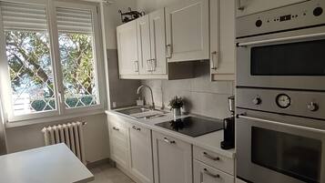 Frigorifero, microonde, forno, lavastoviglie