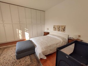 2 bedrooms, travel crib, free WiFi