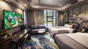 Ein modernes Hotelzimmer mit großem Flachbildfernseher, einer Couch, zwei Betten und einem Schreibtisch.