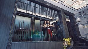 Ein modernes Interieur mit einem großen Fenster, einer Treppe und einer dekorativen Vase.