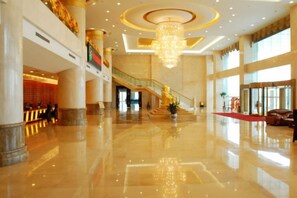 A spacious lobby with a grand staircase, a reception desk, and a chandelier. - Mei Di Ya Zhong Hua Hotel (Zhuolu)