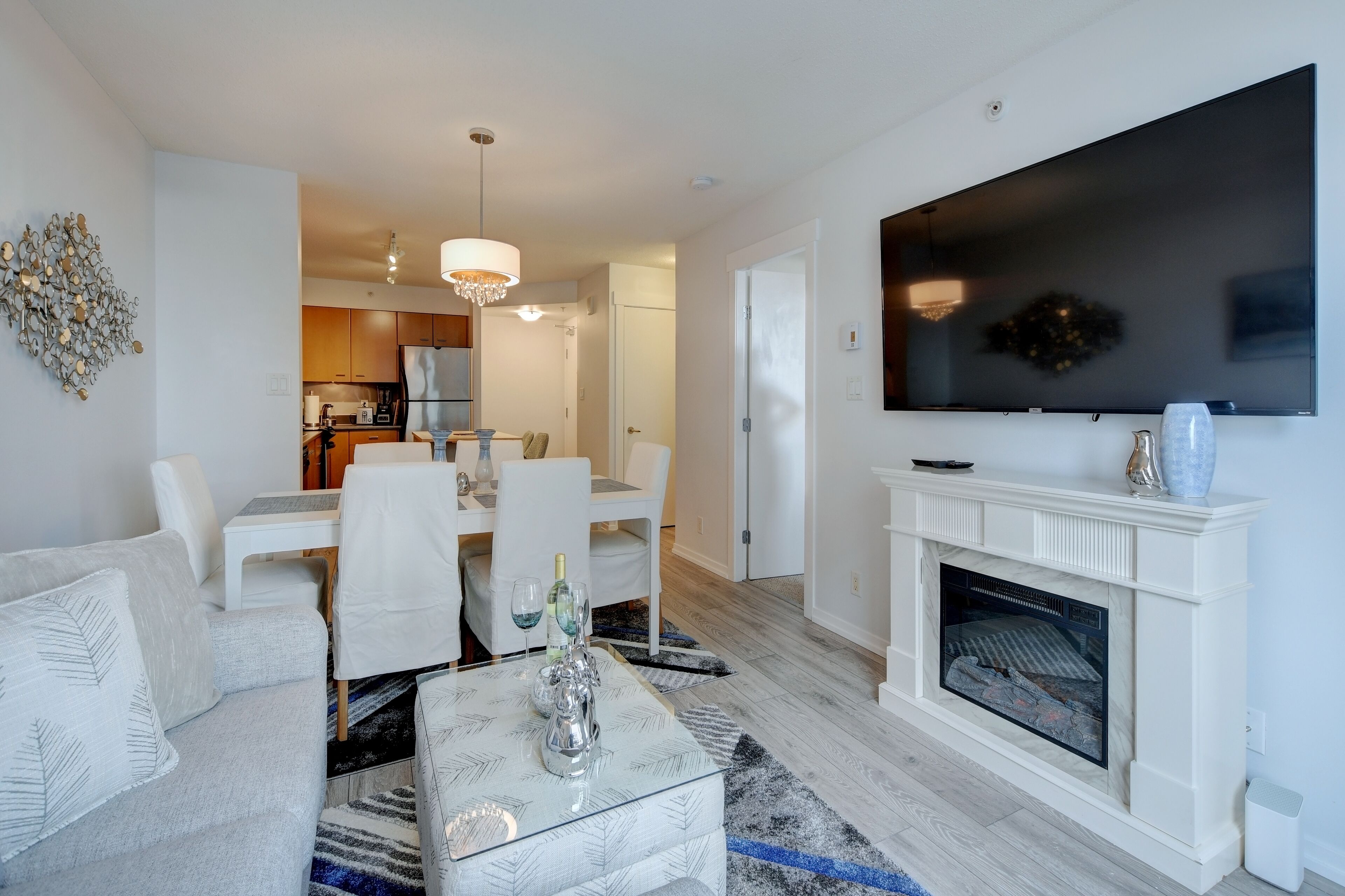 🥂Elegant 1BR Near The Empress Hotel W/ Parking