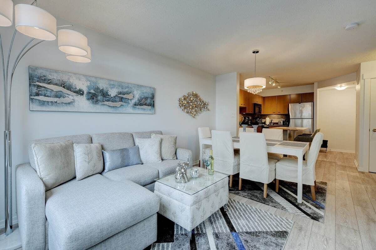 🥂Elegant 1BR Near The Empress Hotel W/ Parking