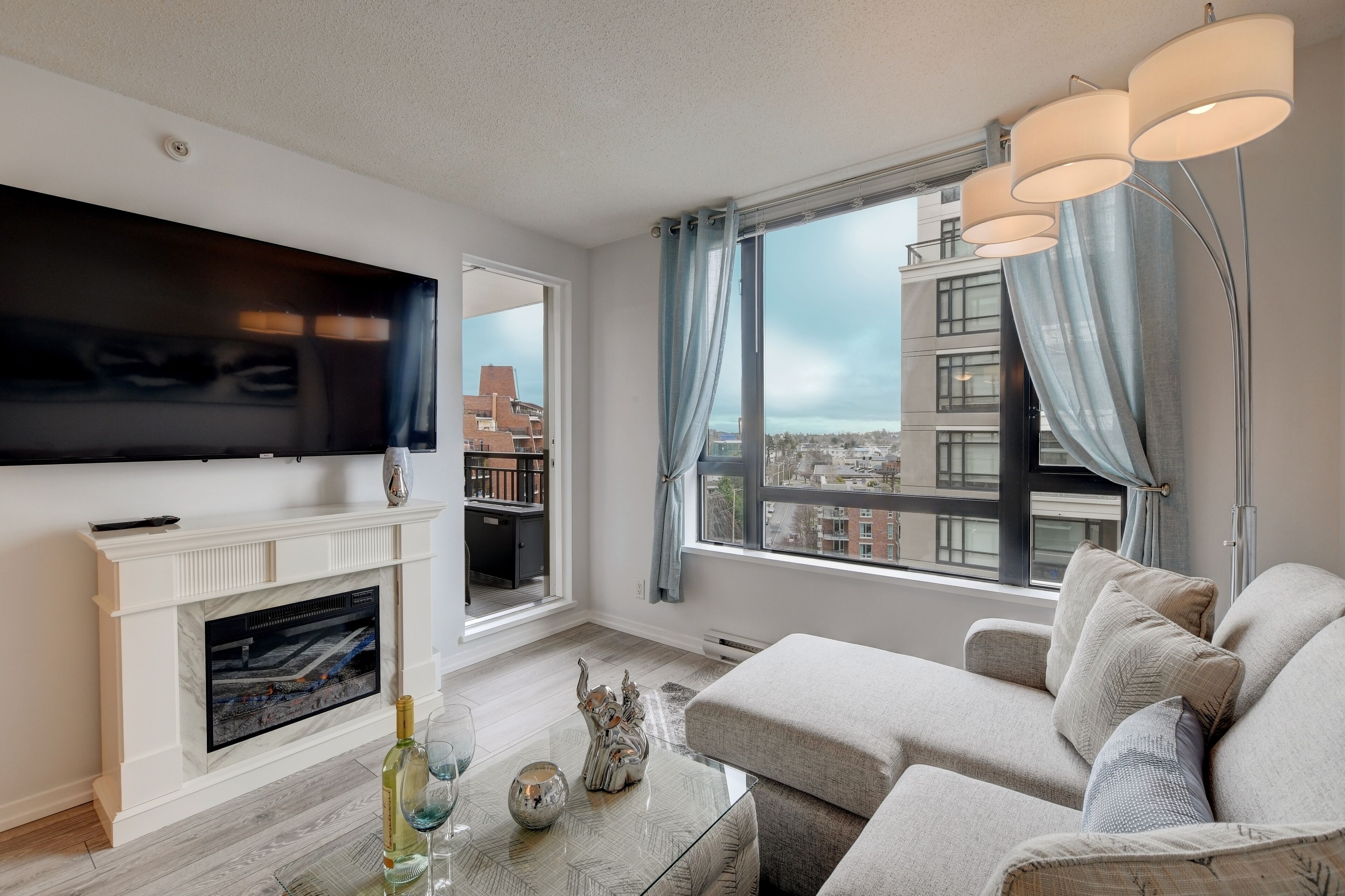 🥂Elegant 1BR Near The Empress Hotel W/ Parking