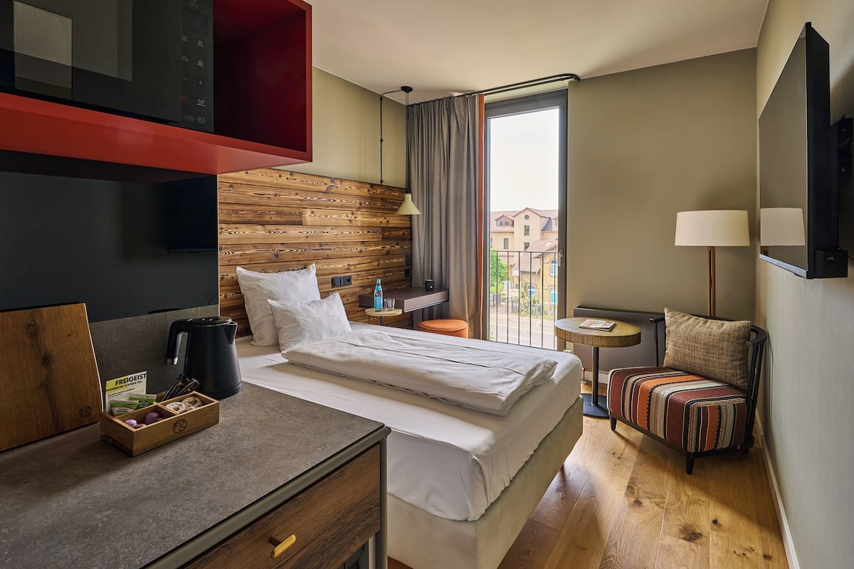 Studio Plus | Hypo-allergenic bedding available, minibar, in-room safe, desk