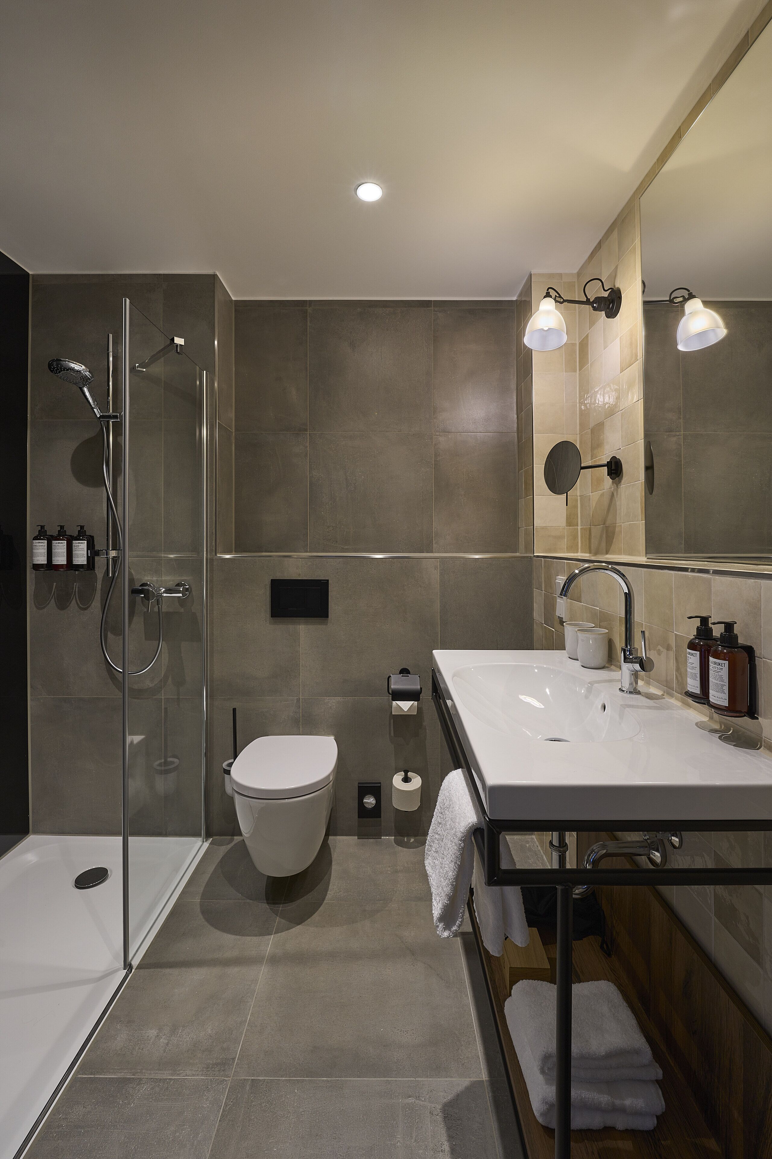 Studio Large Balcony | Badkamer | Een douche, handdoeken, zeep, shampoo