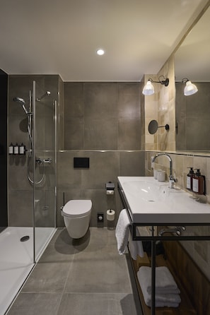 Studio Large Balcony | Baño | Ducha, toallas, jabón y champú