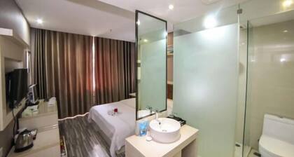 Yading Hotel (Yicheng Xiangsha Avenue)