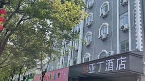Un hotel con un cartello che riporta la scritta "Yadi Hotel".