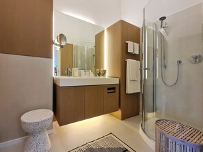 Chuveiro, secador de cabelo, toalhas de banho, sabonete